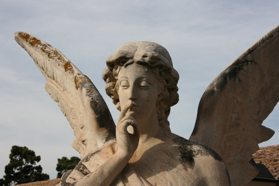 Detalle Angel del Silencio familia Burriel. Museo del Silencio. Cementerio General de Valencia