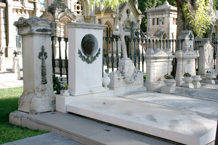 General tumba Genaro Lahuerta en el Museo del Silencio de JC media y el Cementerio General de Valencia