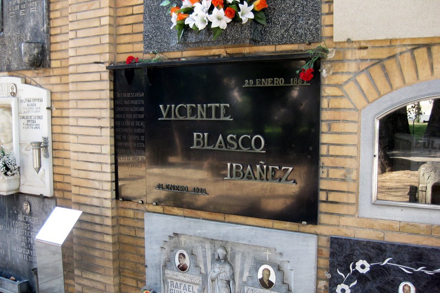 Lápida de Vicente Blasco Ibañez en el Museo del Silencio, de JC media.