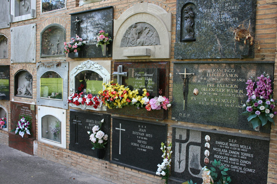 Lápida Nino Bravo en Museo del Silencio de JC media