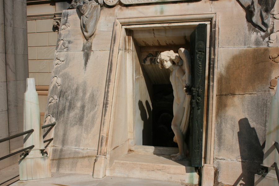 Angel de Benlliure en la puerta del panteon de la familia Moroder. Museo del Silencio. Cementerio General de Valencia