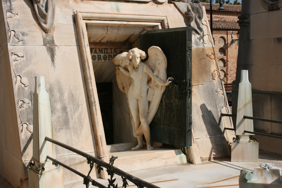 Angel de Benlliure en la puerta del panteon de la familia Moroder. Museo del Silencio. Cementerio General de Valencia
