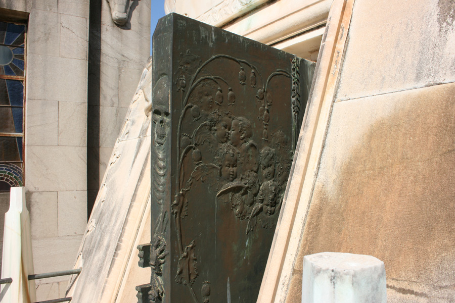 Puerta panteon moroder. Museo del Silencio. Cementerio General de Valencia