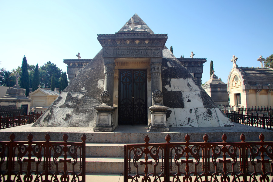 piramide-llovera-cementerio-general-valencia-frontal