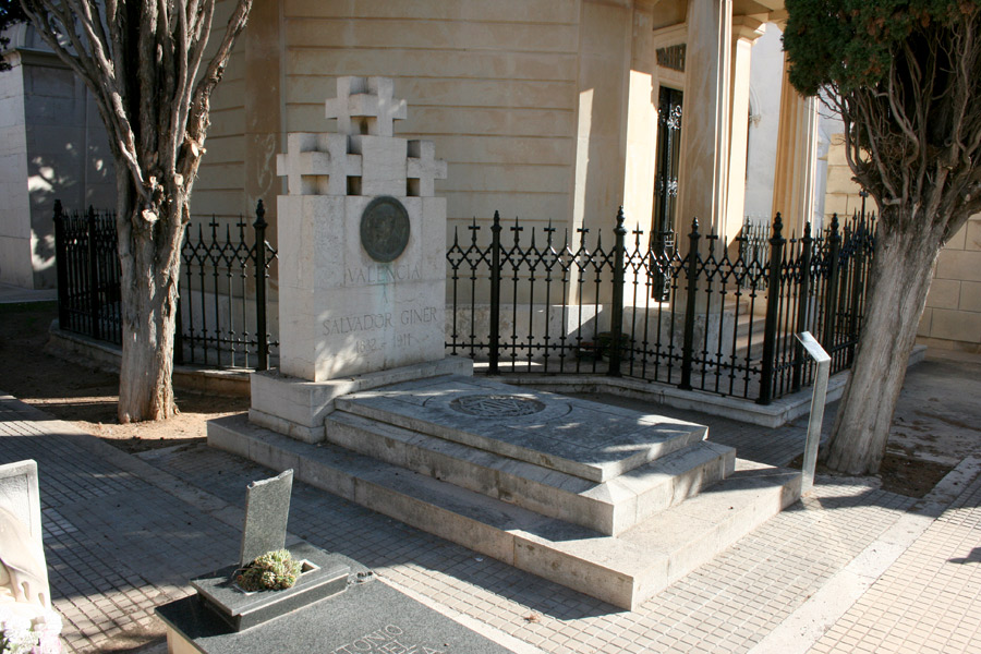 General tumba de Salvador Giner Vidal en Museo del Silencio de JC media