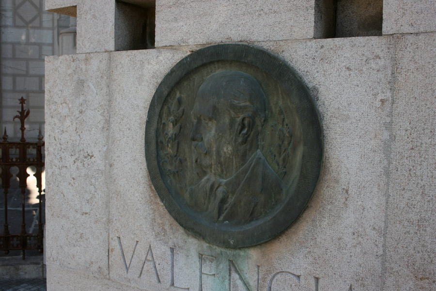 Detalle tumba Salvador Giner Vidal en Museo del Silencio de JC media