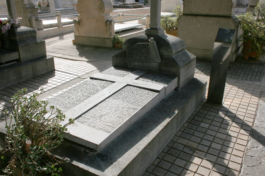 losa de la tumba de Salvador Tuset en Museo del Silencio de JC media y Cementerio General de Valencia