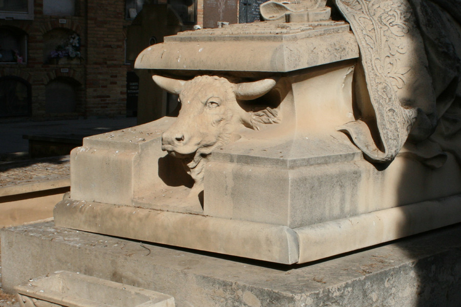 Detalle tumba toreros Aparici, en el Museo del Silencio, de JC media